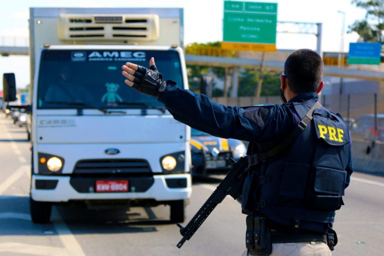 PRF reforça o policiamento durante o feriado nas rodovias federais do RJ