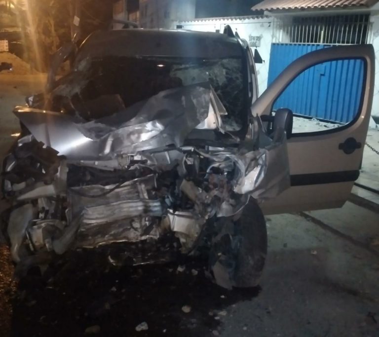 Jovem rouba carro em Tribobó, mas acaba preso após colidir contra poste