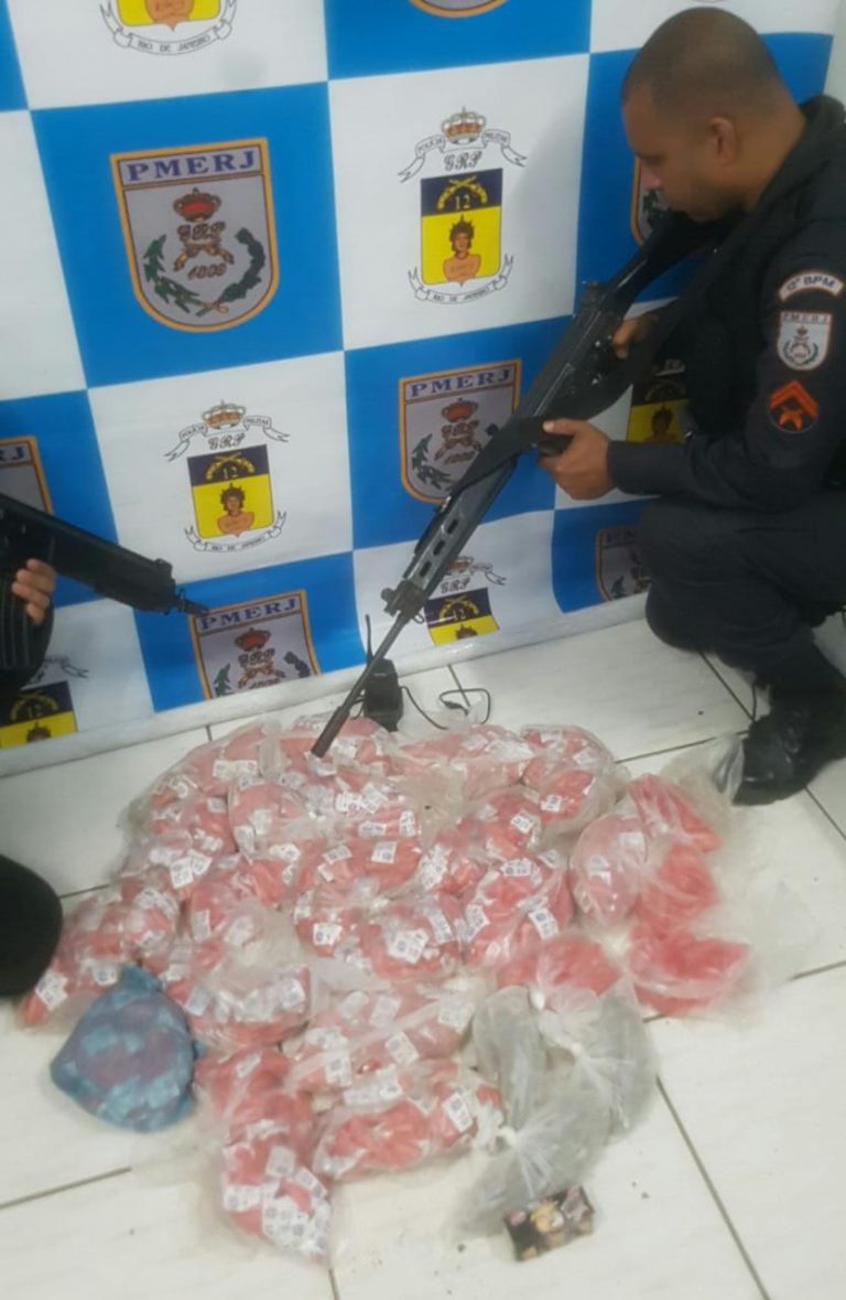 PM encontra drogas enterradas em condomínio de Maricá (Veja o Vídeo)