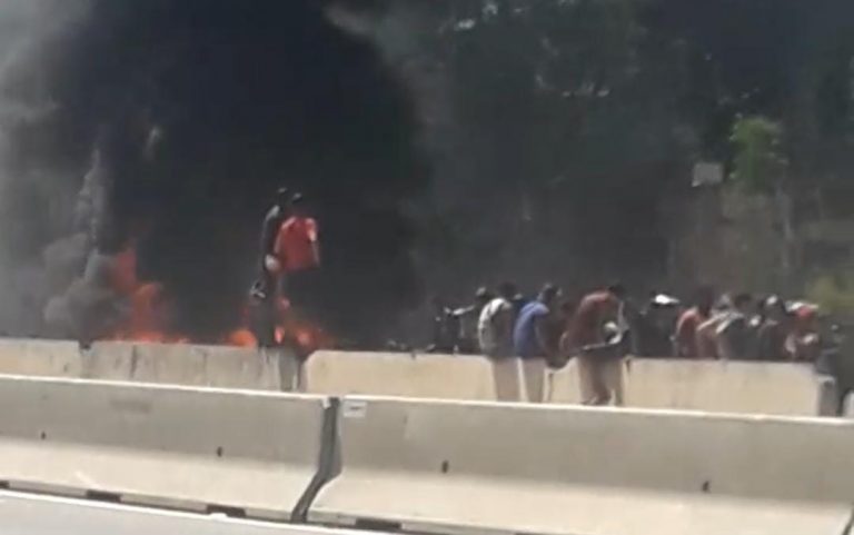 Moradores do Jardim Catarina protestam após morte de mototaxista em operação da PM; Confira o vídeo