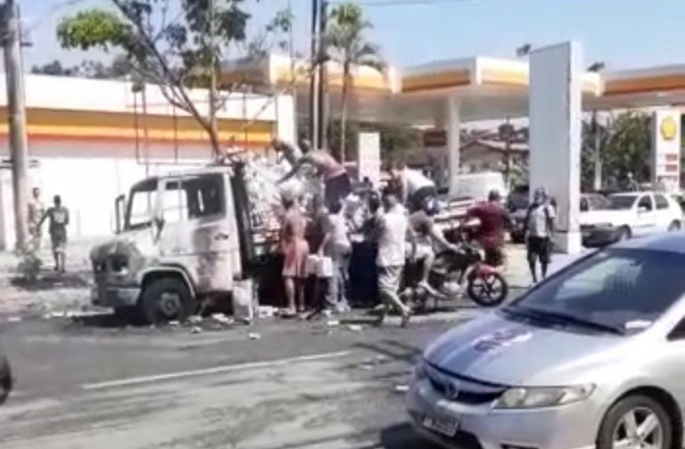 VÍDEO: Caminhão com carga de cerveja é saqueado após pegar fogo em Niterói