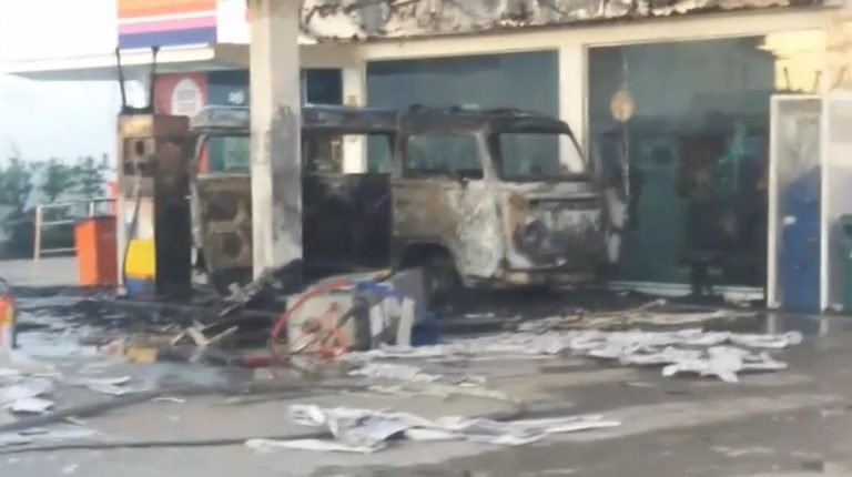 Kombi explode em posto enquanto era abastecida com gás, em Búzios (veja o vídeo)