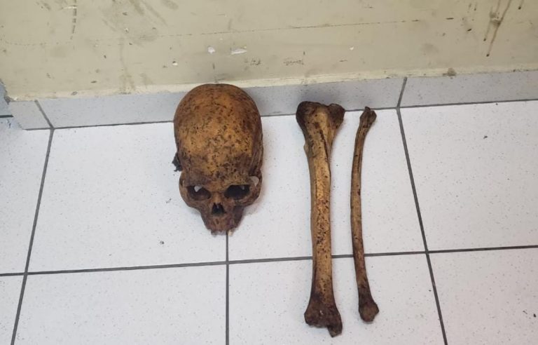 Bizarro: homem é flagrado vendendo ossos humanos em cemitério do Rio (veja o vídeo)