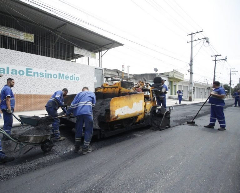 Obras de pavimentação avançam na Estrada de Guaxindiba 