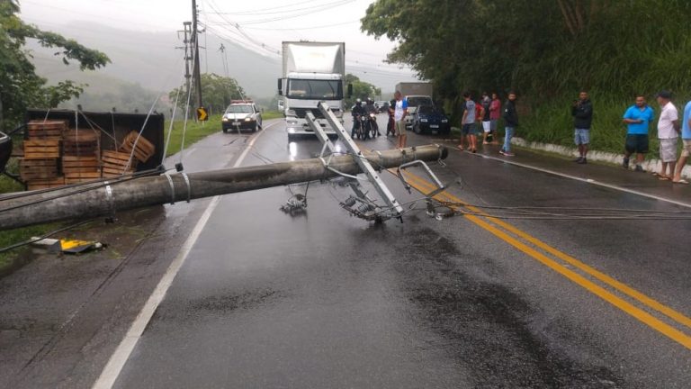 Poste cai e interrompe tráfego na RJ-116, em Cachoeira de Macacu