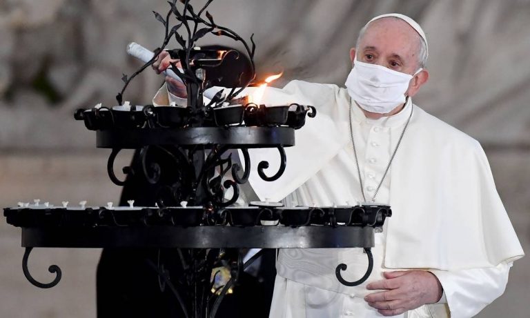 Papa usa máscara pela primeira vez em público