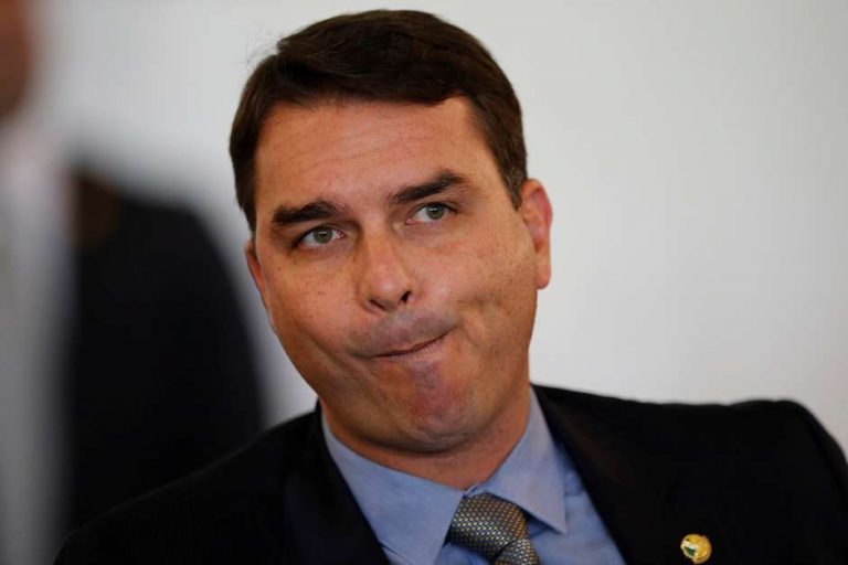 Flávio Bolsonaro é denunciado por organização criminosa, peculato e lavagem de dinheiro