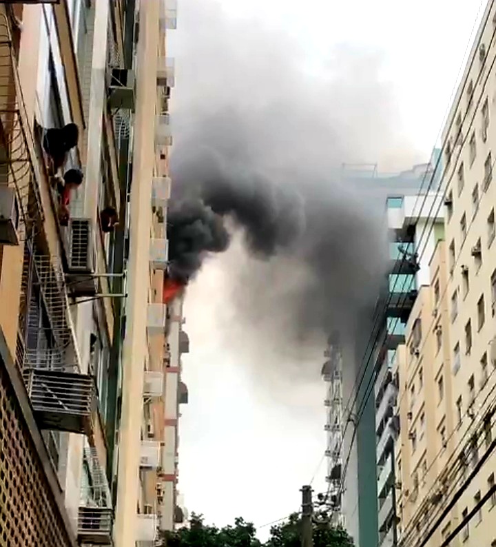 VÍDEO: Apartamento pega fogo em Icaraí