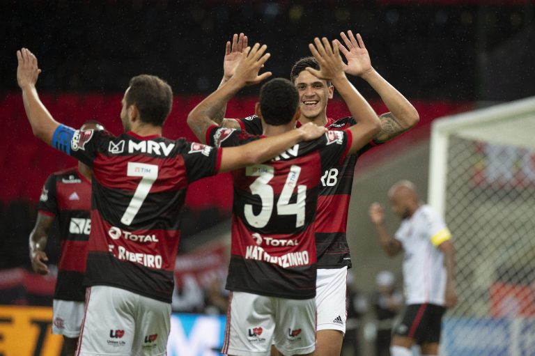 Flamengo vence Athletico e avança na Copa do Brasil