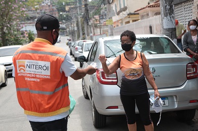 Prefeitura de Niterói volta a distribuir máscaras nas ruas da cidade