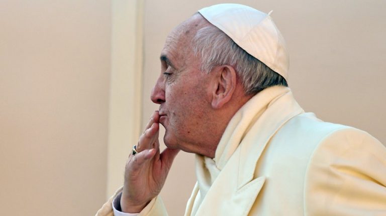 Conta oficial do Papa Francisco faz like em post de modelo brasileira