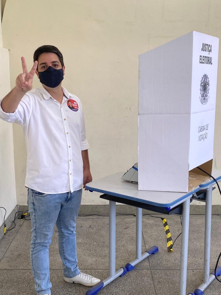 Isaac vota em Ciep no Paiva