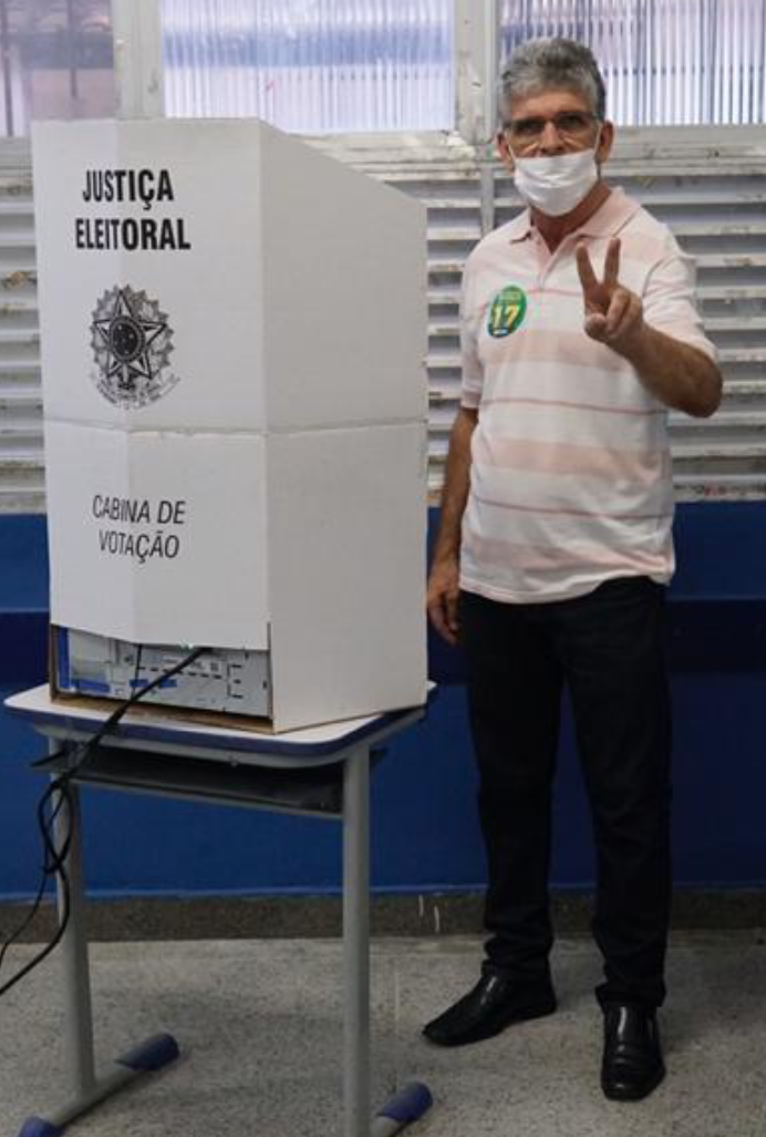 Ricardo Pericar (PSL) vota na Brasilândia e se mostra otimista