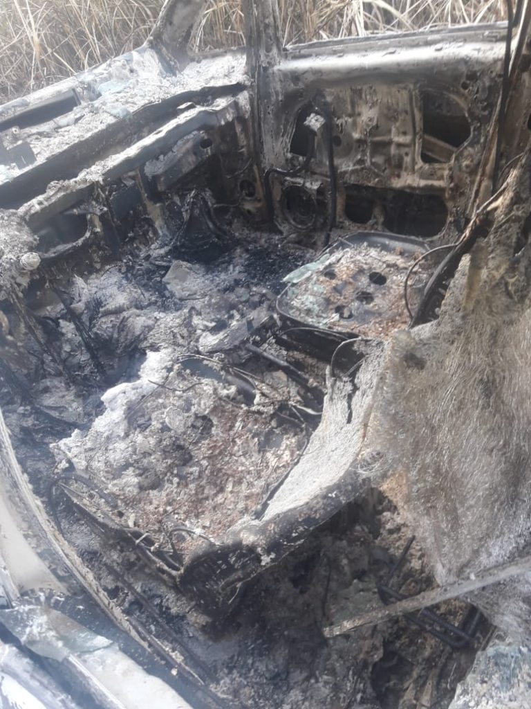 PM encontra dois corpos carbonizados dentro de veículo em Maricá