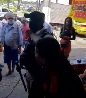Vídeo: ambulante agride guarda municipal com soco na cara em Niterói