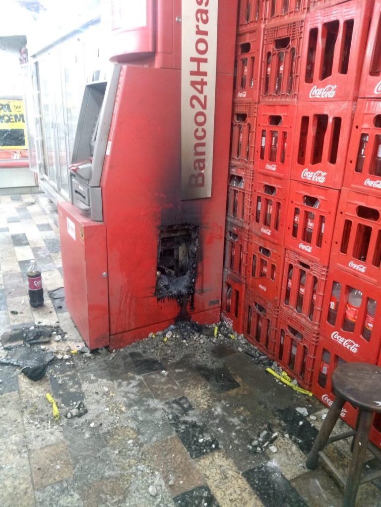 Bandidos arrombam caixa eletrônico em mercado de São Gonçalo
