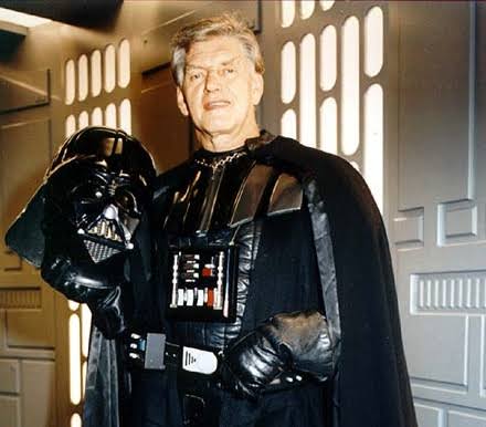 David Prowse, ator que interpretou Darth Vader, morre aos 85 anos