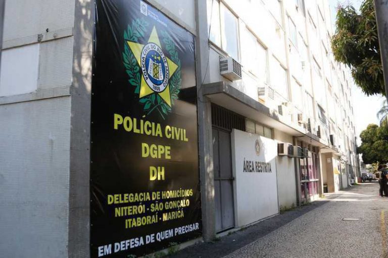 Rapaz é encontrado morto com marcas de enforcamento e tiros em São Gonçalo
