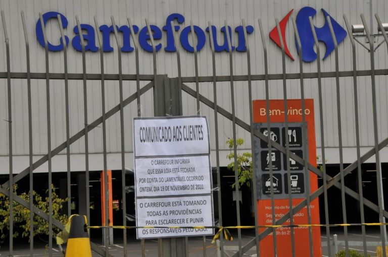 Esposa de homem espancado no Carrefour afirma que marido pediu ajuda antes de morrer