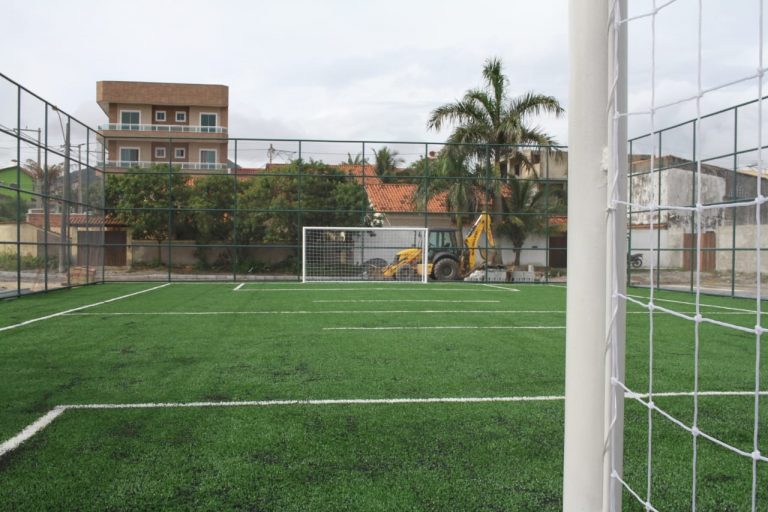Prefeitura constrói campos de futebol de grama sintética