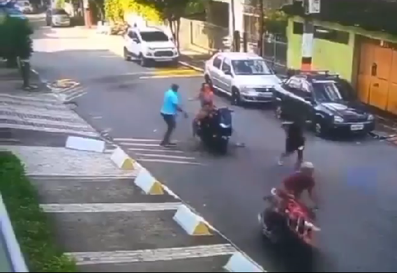 PMs frustam tentativa de assalto a casal de moto na Baixada (veja o vídeo)