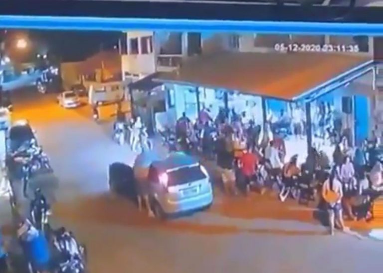 Cinco pessoas são baleadas após homem atirar contra bar lotado (Veja o vídeo)