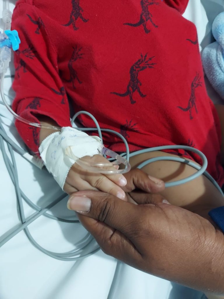 Com suspeita de Covid-19 e hidrocefalia, mãe de criança internada em SG faz vaquinha virtual