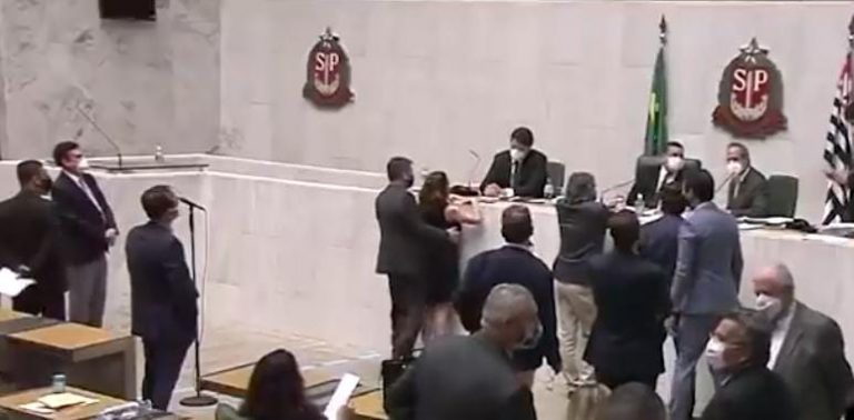 Deputado é flagrado apalpando seio de colega na Assembleia de SP (Veja o vídeo)