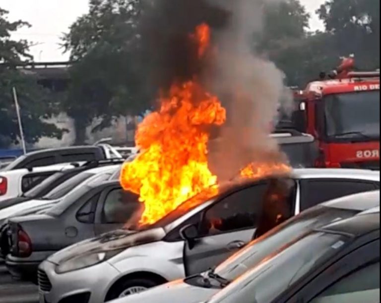 Niterói: Carro pega fogo em supermercado