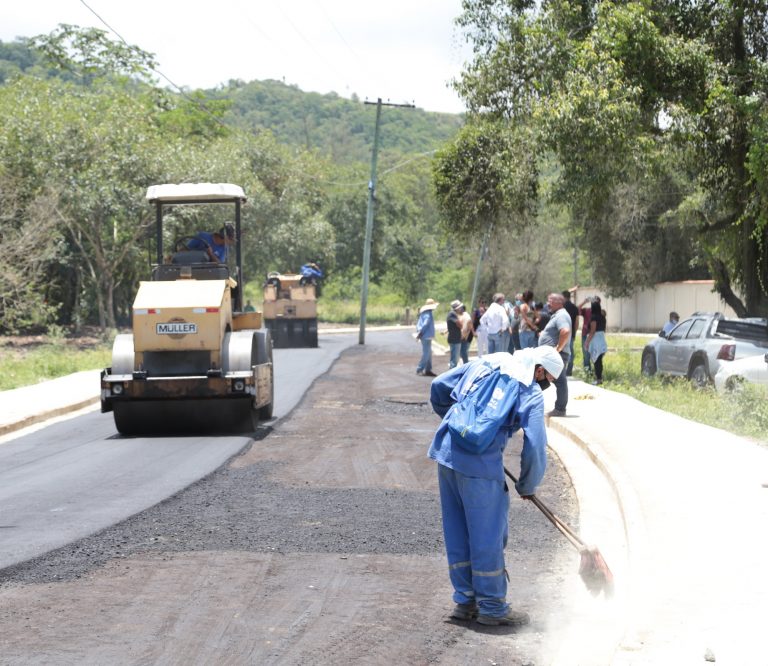 Obras de pavimentação são realizadas em Ipiíba, SG