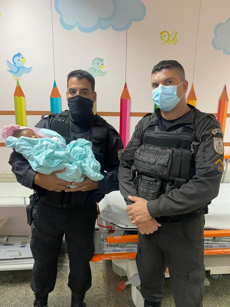 Bebê desacordado é salvo por PMs em Guaxindiba