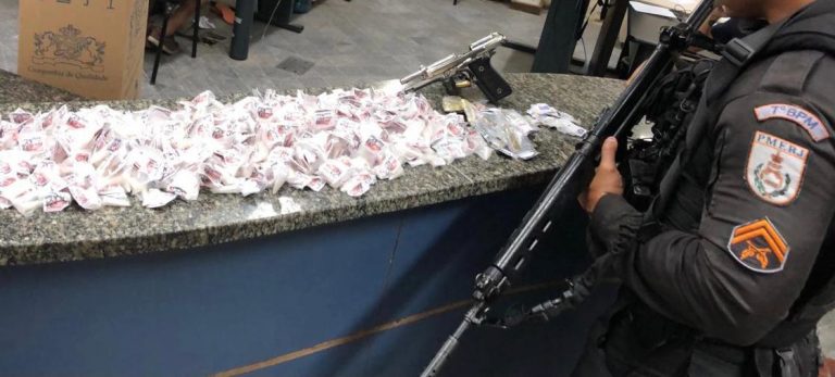 Após confronto com PMs, homem é preso em Marambaia com pistola e drogas