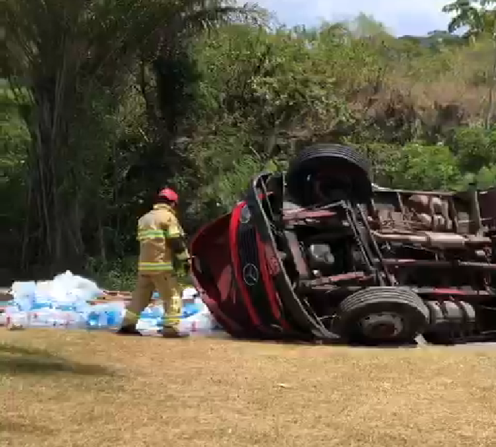 Caminhão carregado de água tomba em Piratininga (Veja o vídeo)