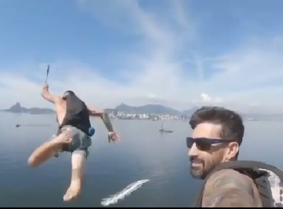 Absurdo no ar: Vídeos mostram o perigoso salto de paraquedas da Ponte Rio-Niterói