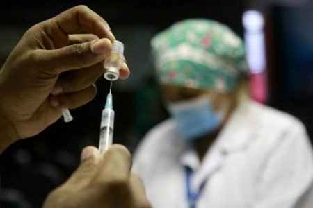 Clínicas privadas acertam compra de 5 milhões de doses da vacina indiana