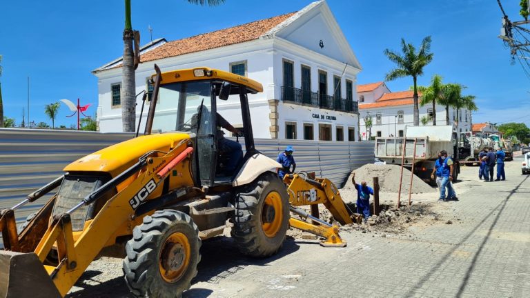 Maricá: Companhia de saneamento apoia Cedae em obra de manutenção no Centro