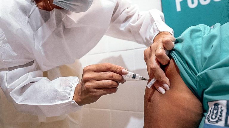 Itaboraí antecipa campanha e começa vacinação contra Covid-19