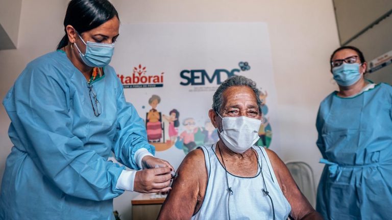 Mesmo sem casos, idosos abrigados são vacinados contra Covid-19 em Itaboraí