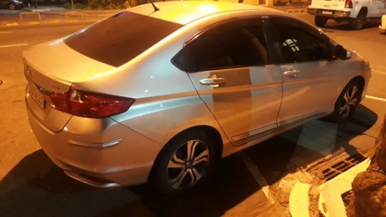 PM recupera carro roubado após perseguição e troca de tiros, em Niterói