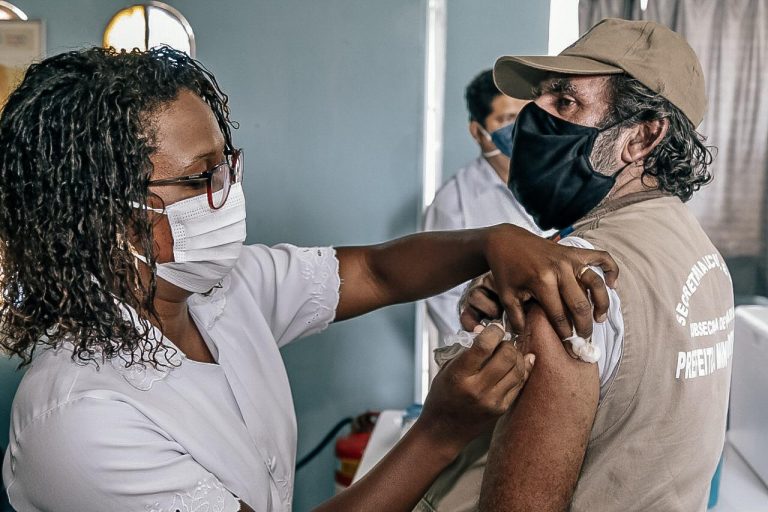Agentes de endemias são vacinados contra Covid-19 em Itaboraí