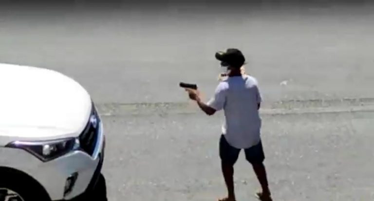 Vídeo mostra assaltantes aterrorizando motoristas em via expressa do Rio
