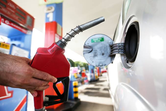 Reajuste de 7,6% da gasolina nas refinarias começa a valer nesta terça-feira (19)