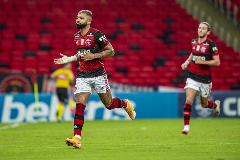 Flamengo vence Vasco e encurta distância para o líder