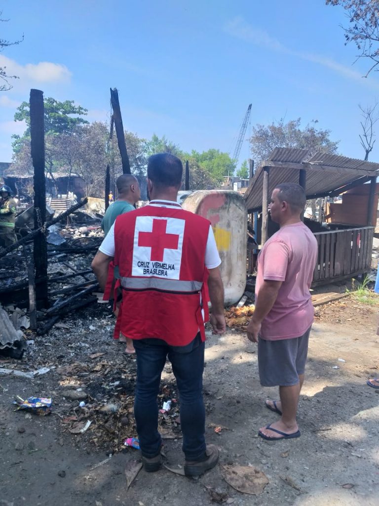 Cruz Vermelha faz campanha para ajudar pescadores prejudicados com incêndio em São Gonçalo 
