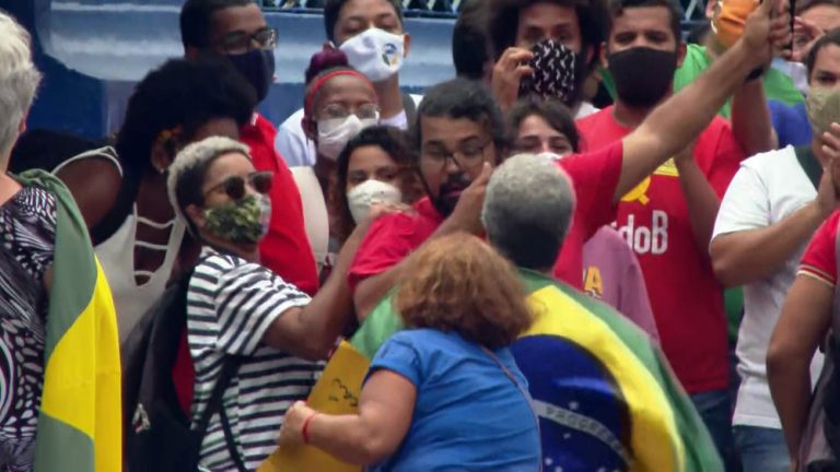 Treta na porta de presídio: apoiadora de deputado arranca máscara de manifestante