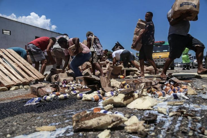 Caminhão tomba com iogurtes na BR-101 e moradores ‘fazem a festa’ em São Gonçalo