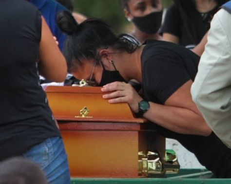 Emoção marca despedida ao entregador morto em Itaboraí