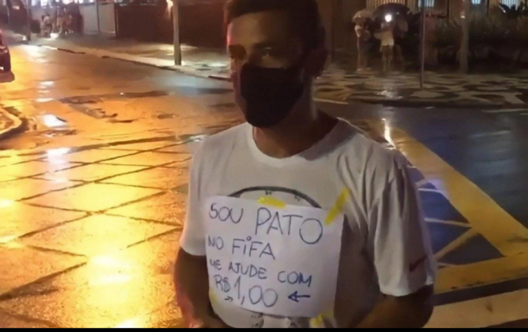 Fred do Fluminense faz malabarismo e pede dinheiro em sinal de trânsito