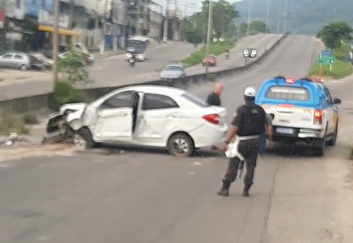 Acidente deixa um ferido na RJ-104, em São Gonçalo (Veja o vídeo)