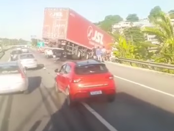 Vídeo mostra acidente impressionante com caminhão na BR-101, em Itaúna